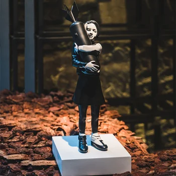 Скулптура Banksy Бомба Момиче Съвременно Изкуство Новата Бомба Обниматель Уличното Изкуство Статуя От Смола Творчески Подаръци За Дома Десктоп украса